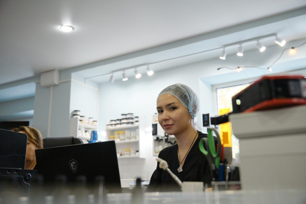Фото сотрудника STM Cosmetics на производстве