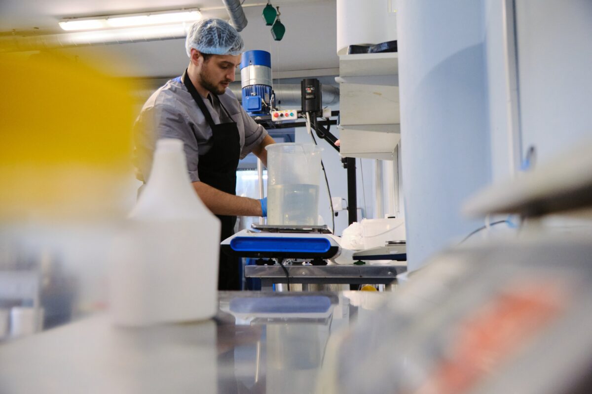 Фото сотрудника STM Cosmetics на производстве
