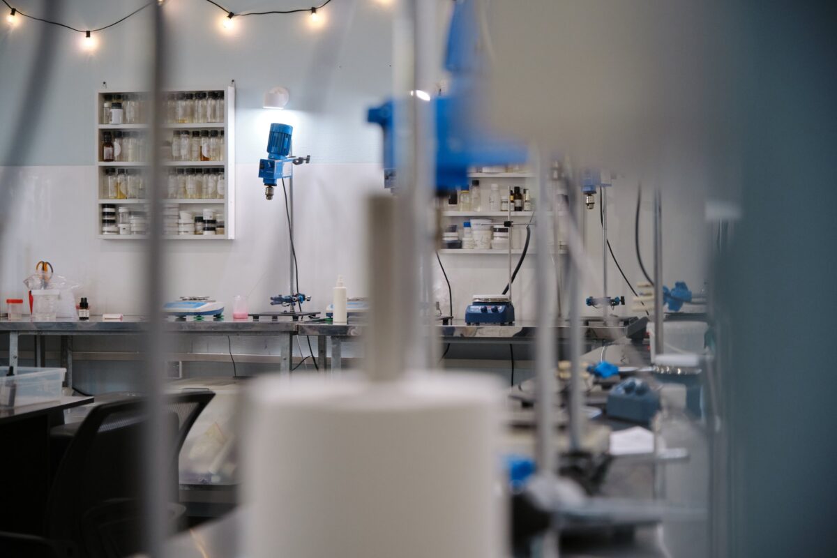 Фото сотрудника STM Cosmetics на производстве