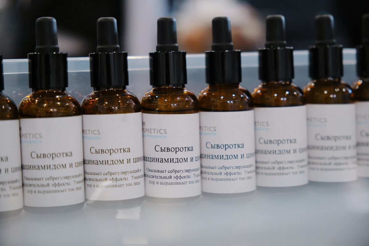 Фото сотрудника STM Cosmetics на производстве