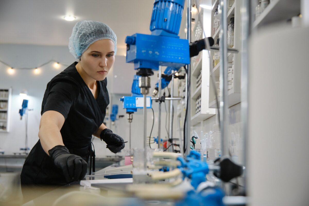 Фото сотрудника STM Cosmetics на производстве