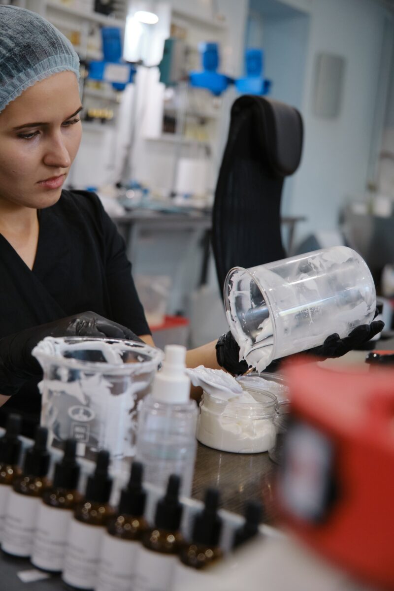 Фото сотрудника STM Cosmetics на производстве