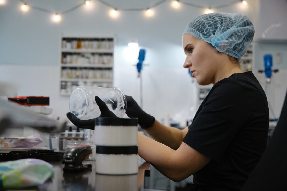Фото сотрудника STM Cosmetics на производстве