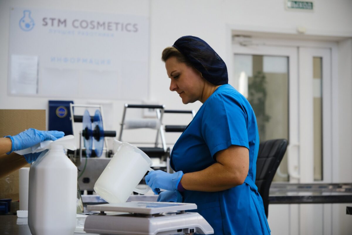 Фото сотрудника STM Cosmetics на производстве