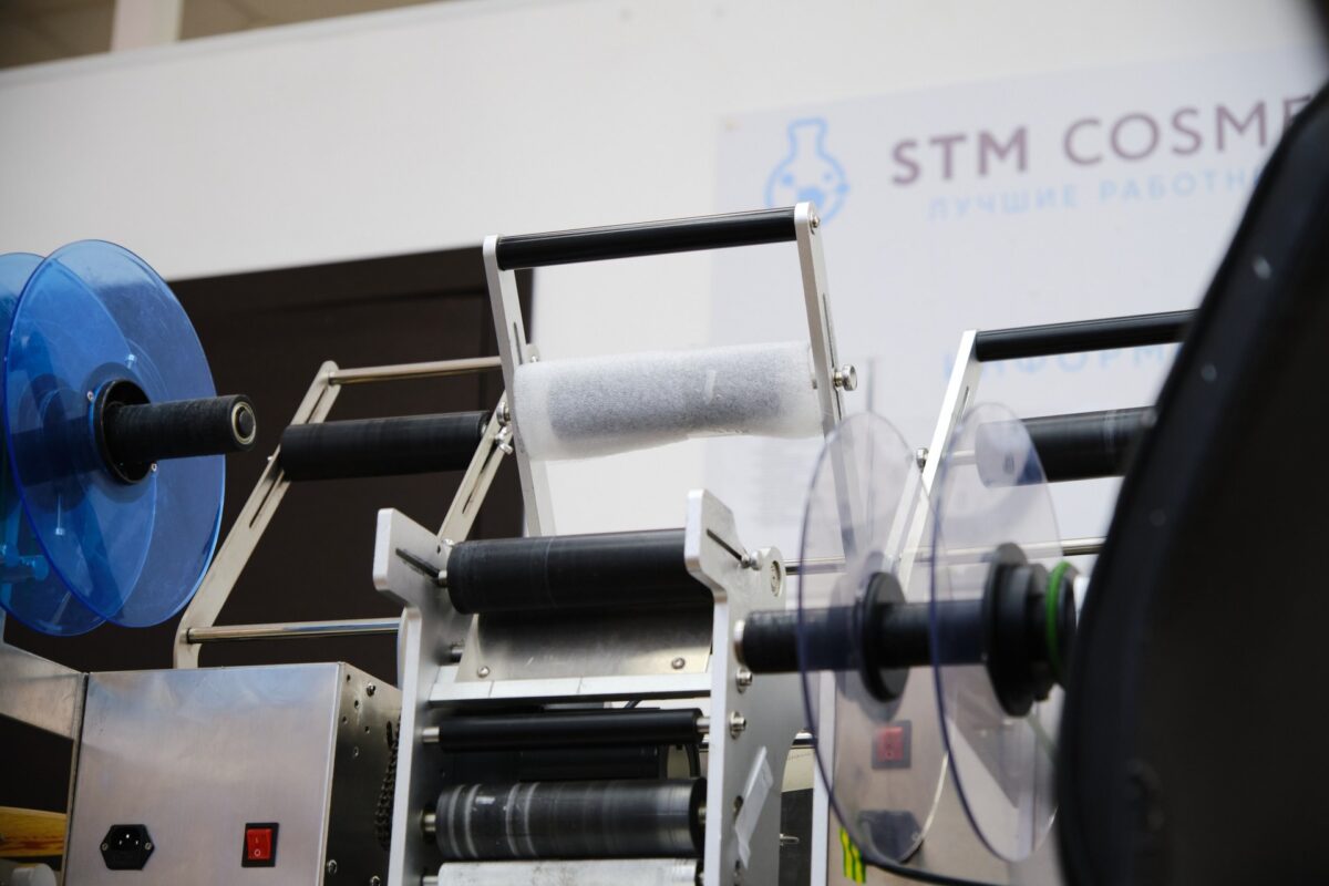 Фото сотрудника STM Cosmetics на производстве